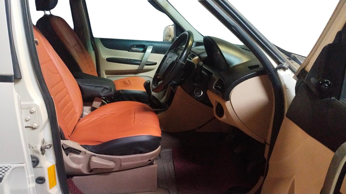 2013 Tata Safari Storme 2.2 LX 4X2, Diesel, Manual, 87,127 km, Right Side Front Door Cabin