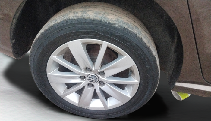 2016 Volkswagen Ameo HIGHLINE DSG 1.5 DIESEL , Diesel, Automatic, 1,69,172 km, Right Rear Wheel