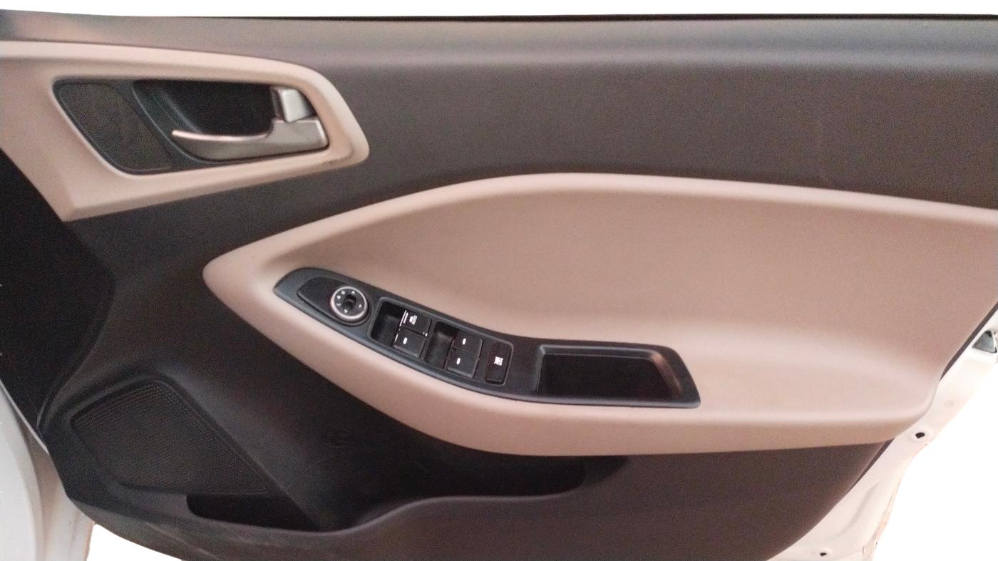 2015 Hyundai Elite i20 MAGNA 1.4 CRDI, Diesel, Manual, 68,226 km, Driver Side Door Panel Controls