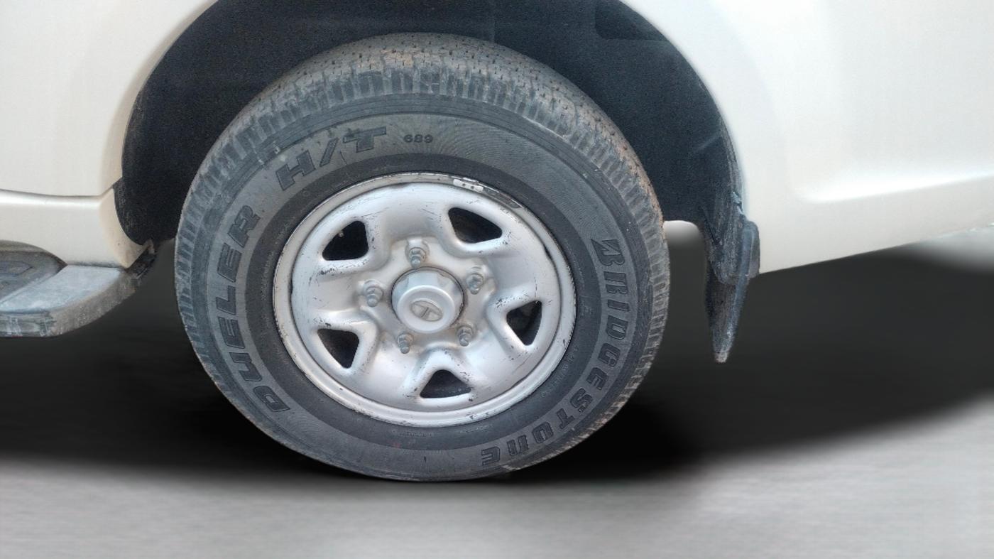 2015 Tata Safari Storme 2.2 EX 4X2, Diesel, Manual, 79,259 km, Left Rear Wheel