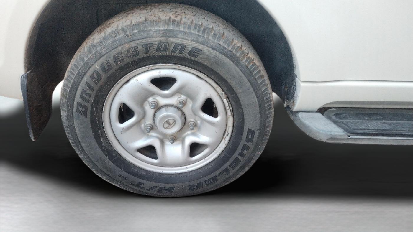 2015 Tata Safari Storme 2.2 EX 4X2, Diesel, Manual, 79,259 km, Right Rear Wheel