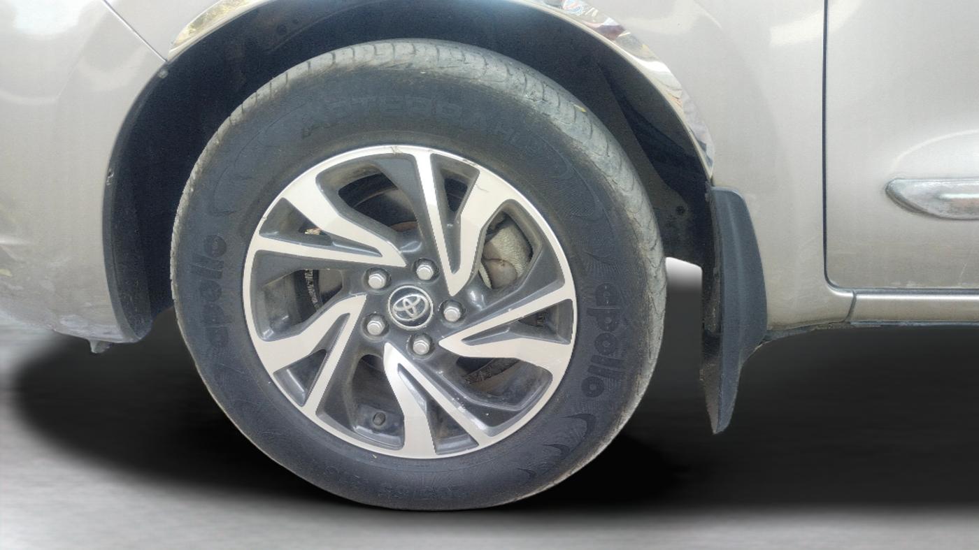 2020 Toyota Innova Crysta 2.4 VX 8 STR, Diesel, Manual, 31,027 km, Left Front Wheel