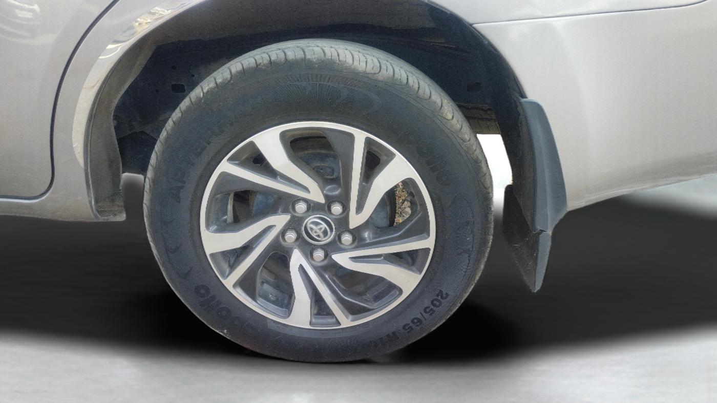 2020 Toyota Innova Crysta 2.4 VX 8 STR, Diesel, Manual, 31,027 km, Left Rear Wheel