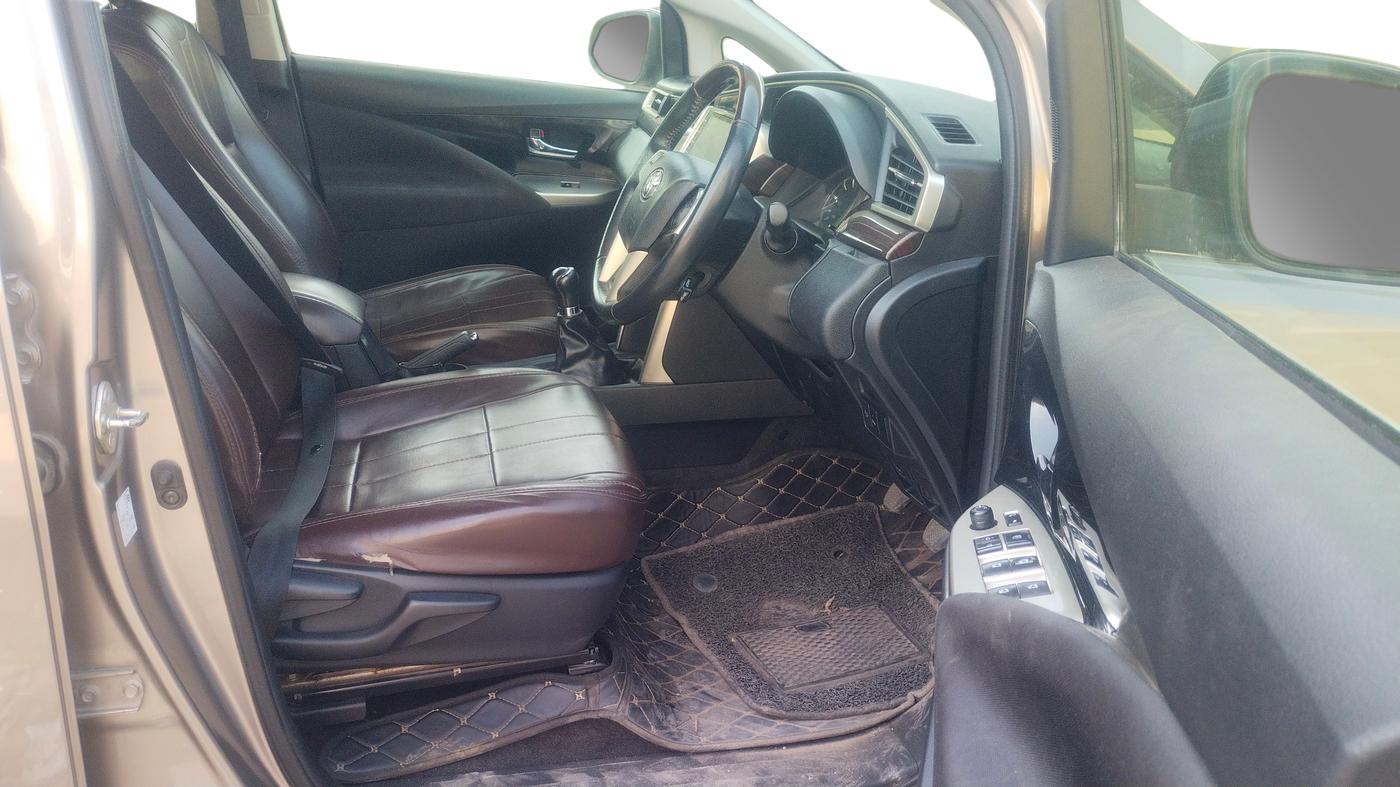 2020 Toyota Innova Crysta 2.4 VX 8 STR, Diesel, Manual, 31,027 km, Right Side Front Door Cabin