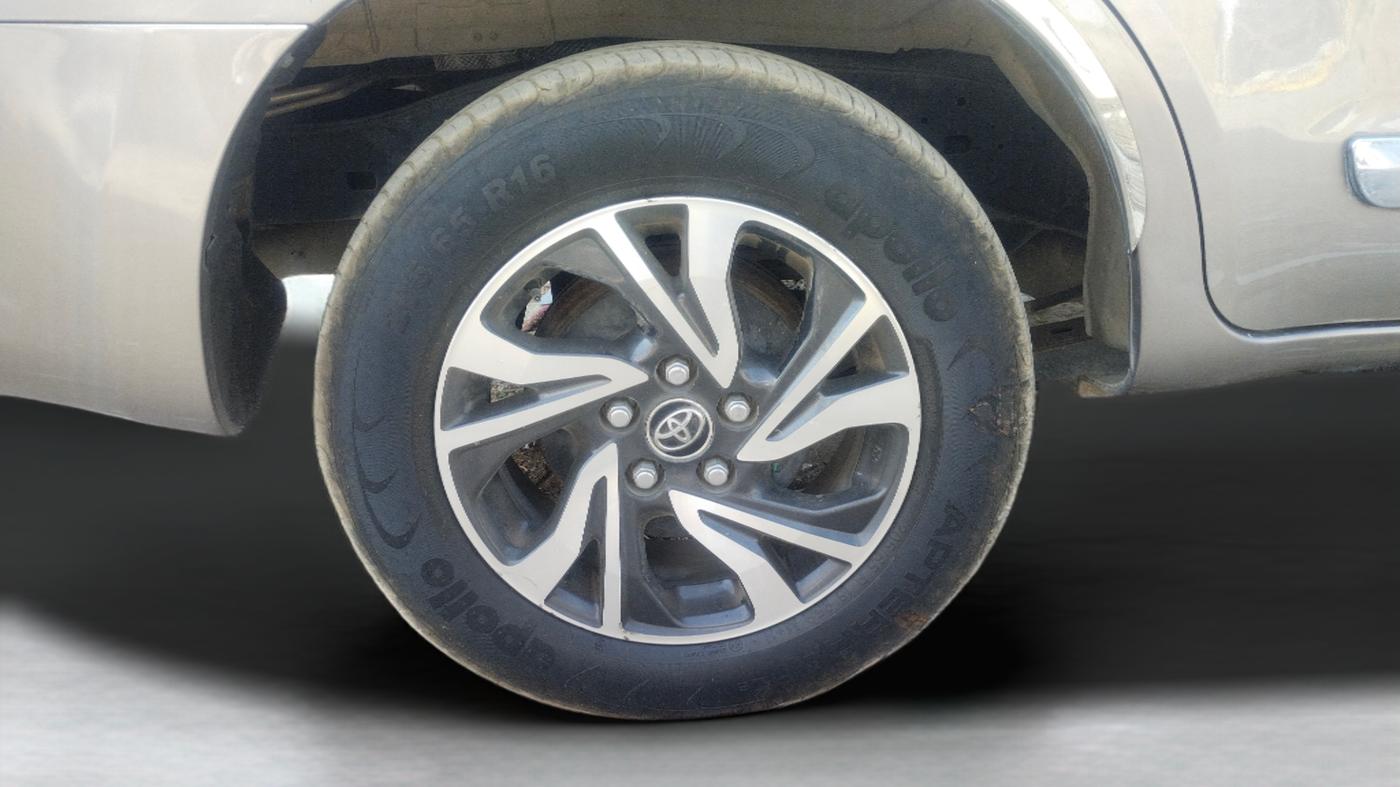2020 Toyota Innova Crysta 2.4 VX 8 STR, Diesel, Manual, 31,027 km, Right Rear Wheel
