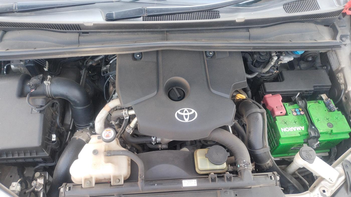 2020 Toyota Innova Crysta 2.4 VX 8 STR, Diesel, Manual, 31,027 km, Open Bonnet