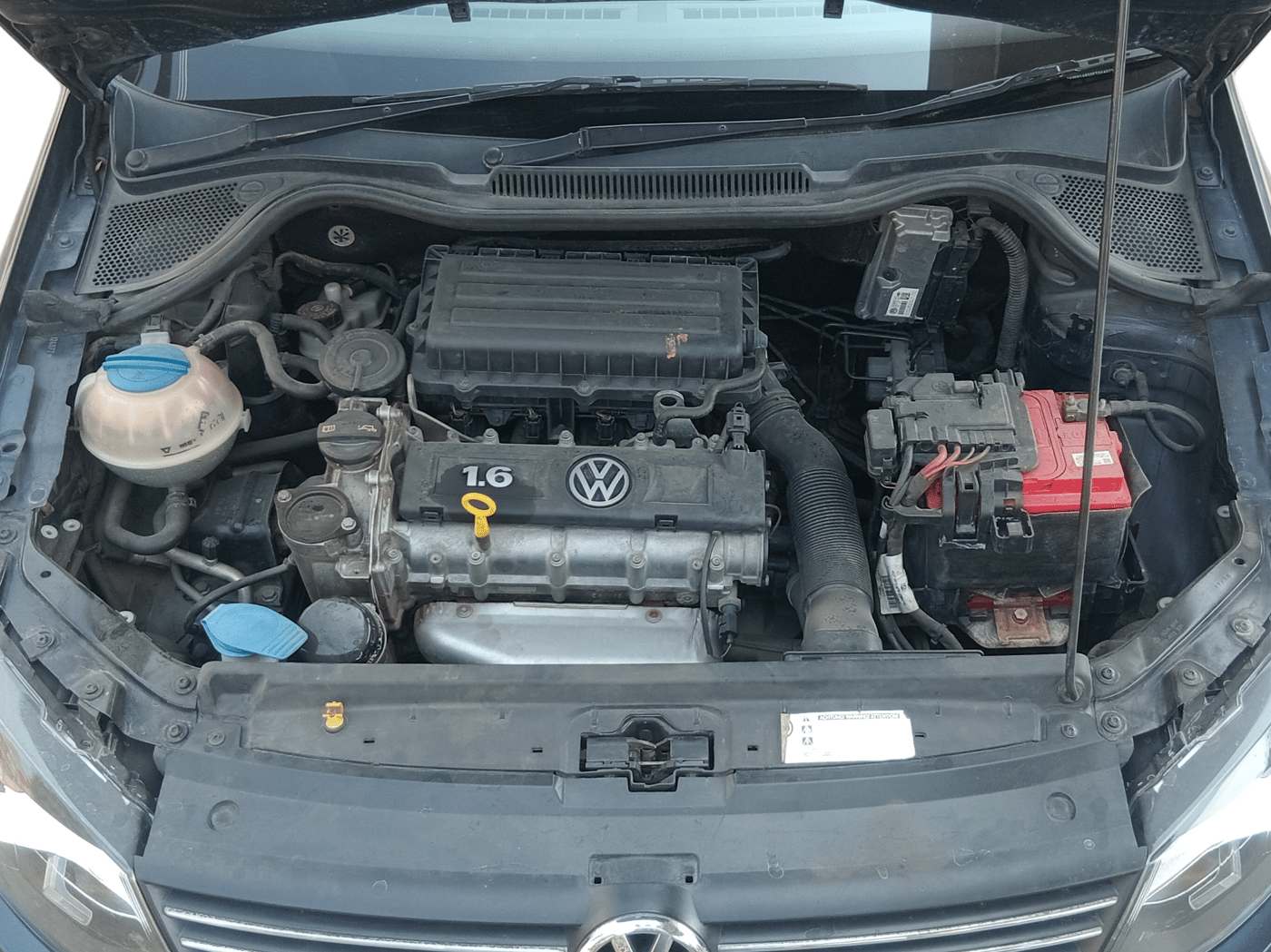 2014 Volkswagen Vento HIGHLINE 1.6 MPI, Petrol, Manual, 64,638 km, Open Bonnet