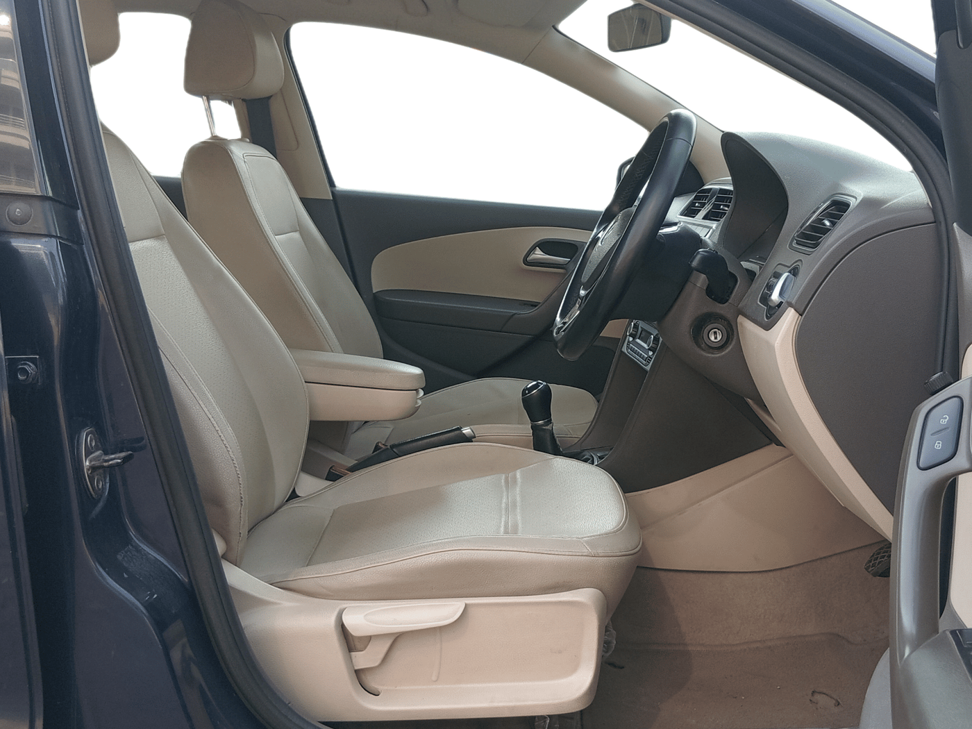 2014 Volkswagen Vento HIGHLINE 1.6 MPI, Petrol, Manual, 64,638 km, Right Side Front Door Cabin