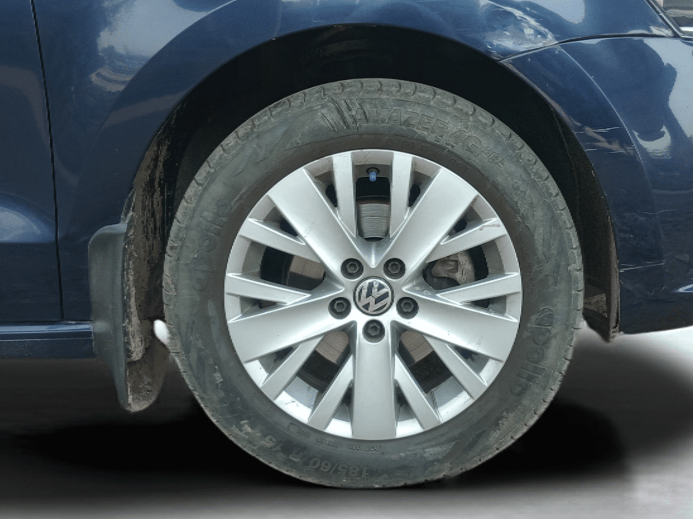 2014 Volkswagen Vento HIGHLINE 1.6 MPI, Petrol, Manual, 64,638 km, Right Front Wheel