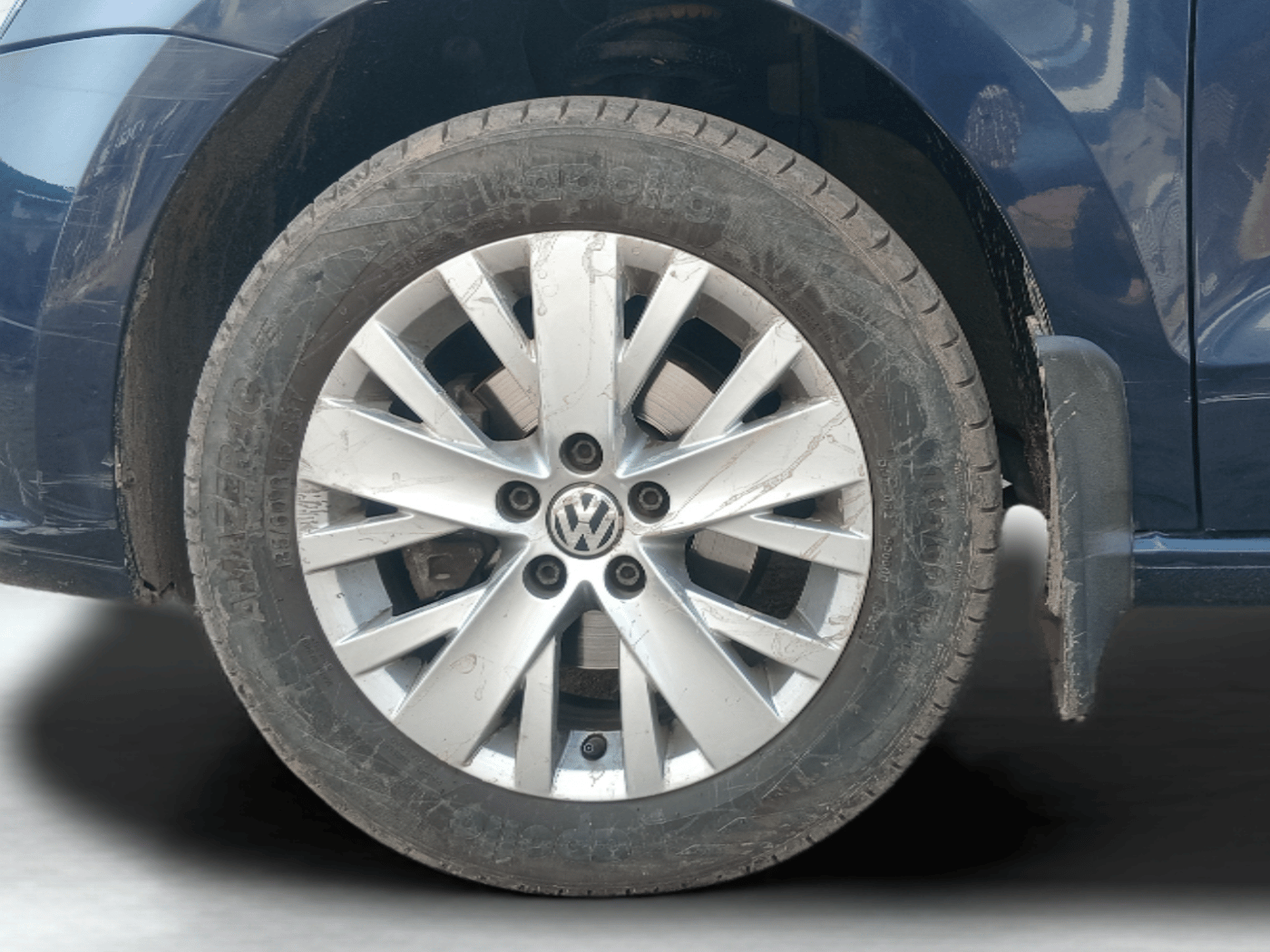 2014 Volkswagen Vento HIGHLINE 1.6 MPI, Petrol, Manual, 64,638 km, Left Front Wheel