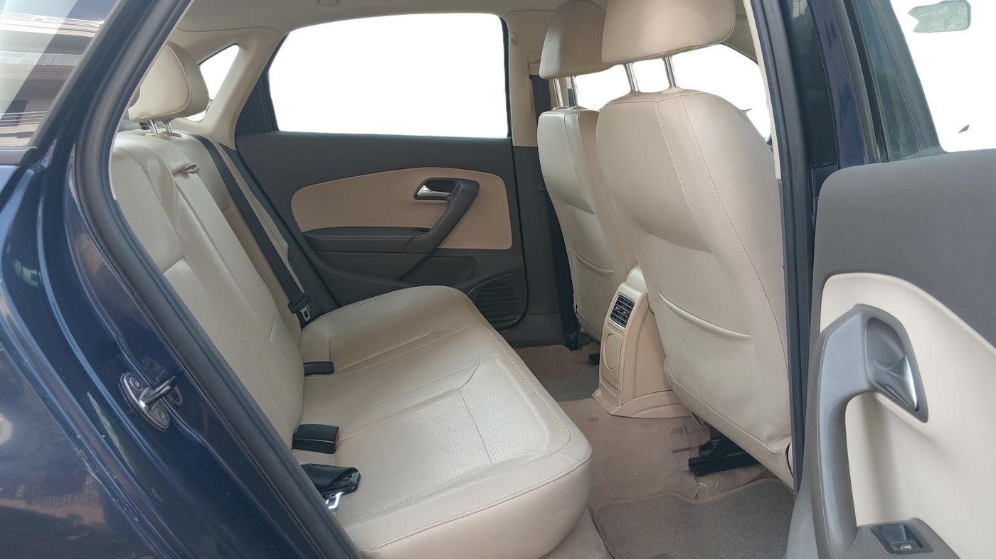 2014 Volkswagen Vento HIGHLINE 1.6 MPI, Petrol, Manual, 64,638 km, Right Side Rear Door Cabin