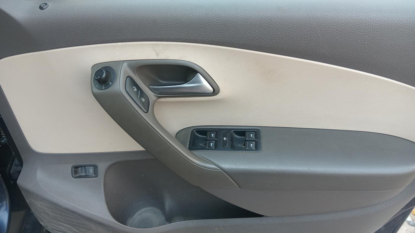 2014 Volkswagen Vento HIGHLINE 1.6 MPI, Petrol, Manual, 64,638 km, Driver Side Door Panel Controls