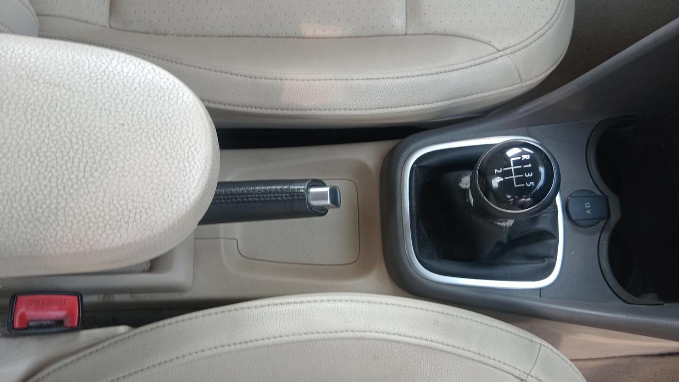 2014 Volkswagen Vento HIGHLINE 1.6 MPI, Petrol, Manual, 64,638 km, Gear Lever