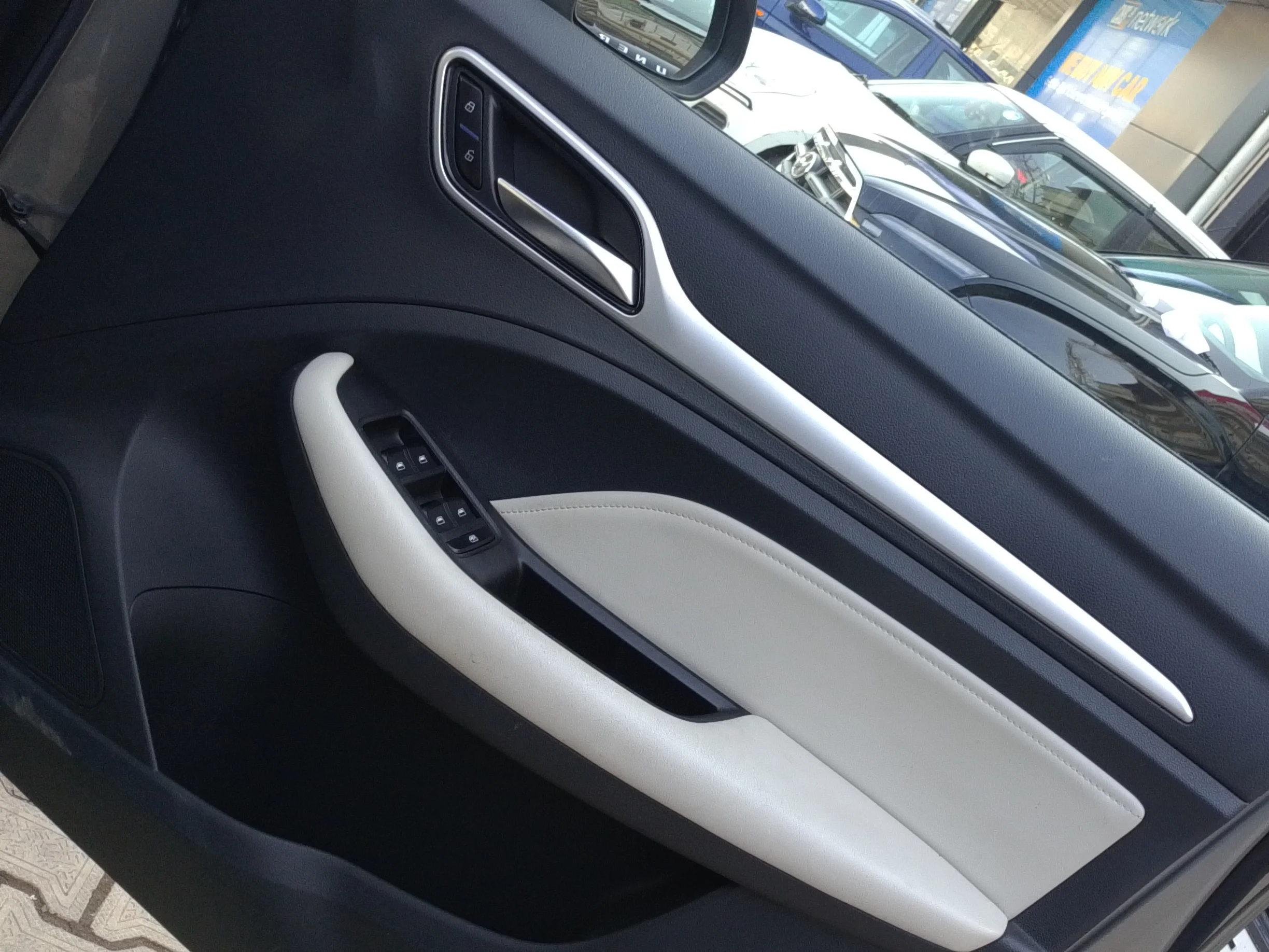 2022 MG ASTOR SUPER 1.5 MT, Petrol, Manual, 15,152 km, Driver Side Door Panel Controls