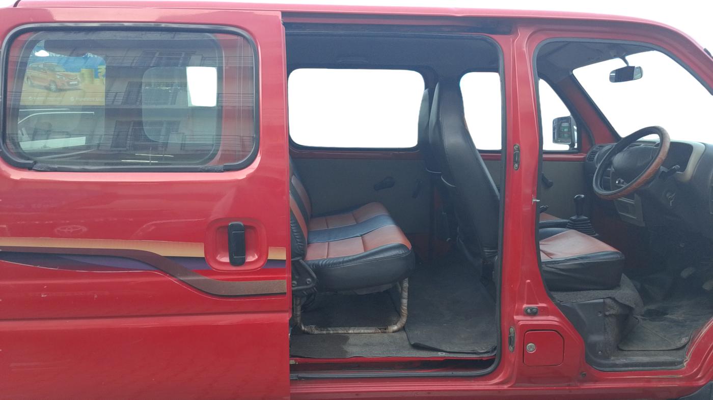 2010 Maruti Eeco 5 STR, Petrol, Manual, 30,163 km, Right Side Rear Door Cabin