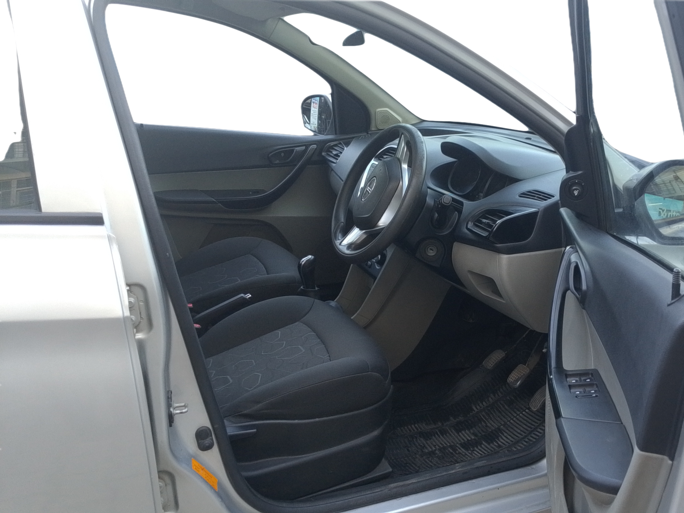 2017 Tata Tiago XT PETROL, Petrol, Manual, 91,779 km, Right Side Front Door Cabin