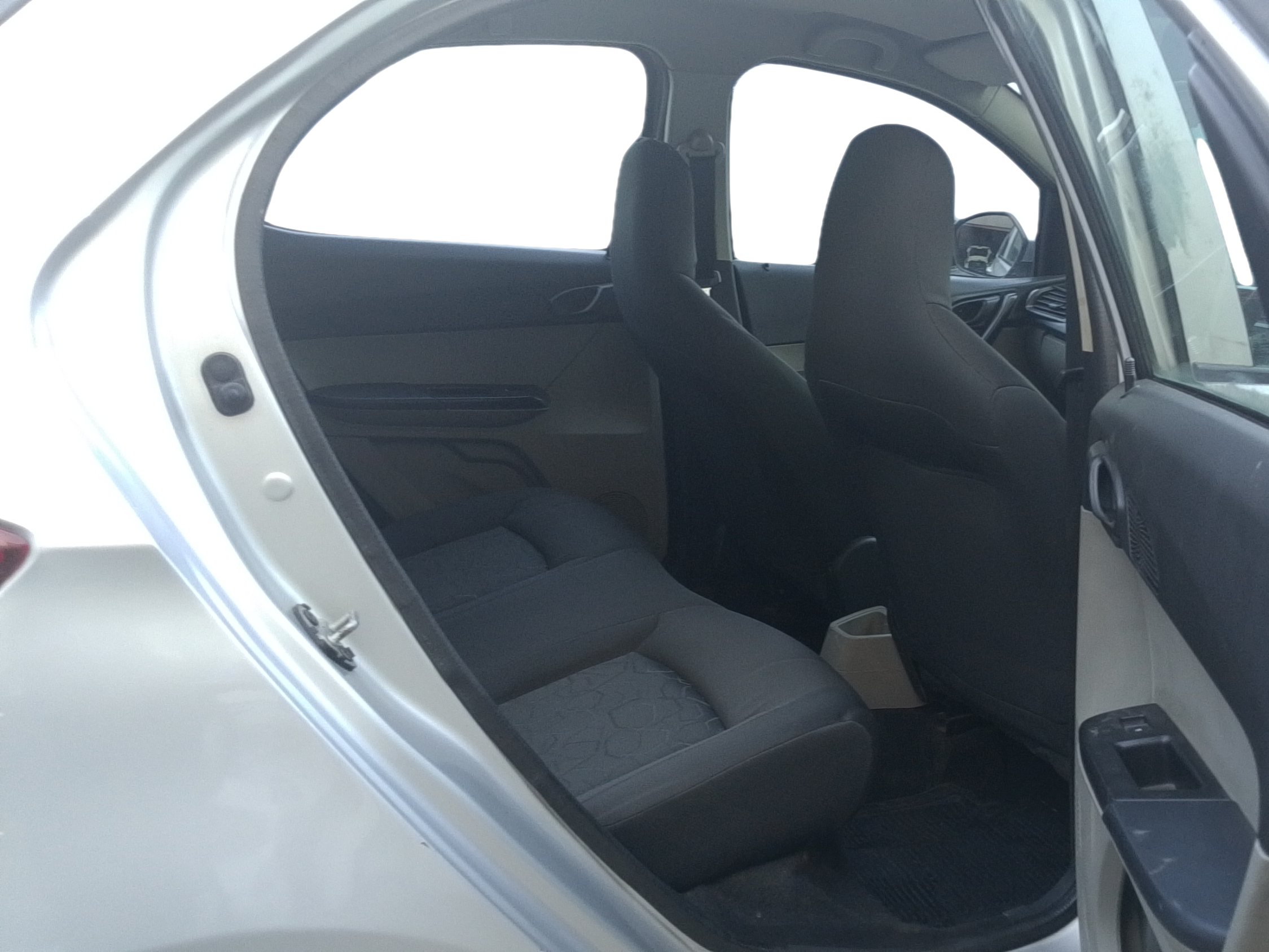 2017 Tata Tiago XT PETROL, Petrol, Manual, 91,779 km, Right Side Rear Door Cabin