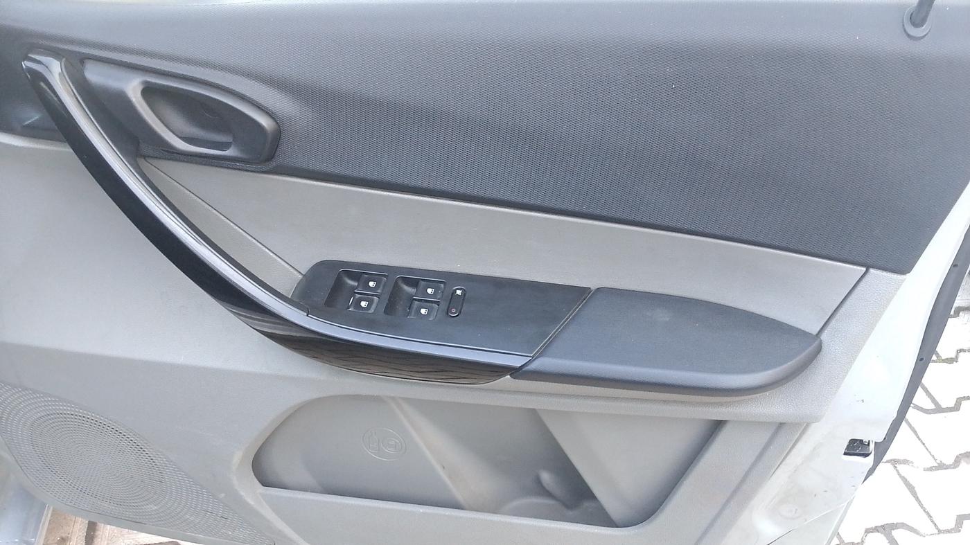 2017 Tata Tiago XT PETROL, Petrol, Manual, 91,779 km, Driver Side Door Panel Controls