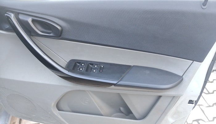 2017 Tata Tiago XT PETROL, Petrol, Manual, 91,779 km, Driver Side Door Panel Controls