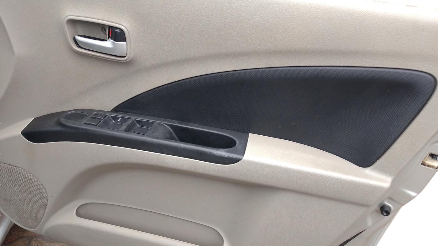 2014 Maruti Celerio VXI, Petrol, Manual, 63,345 km, Driver Side Door Panel Controls