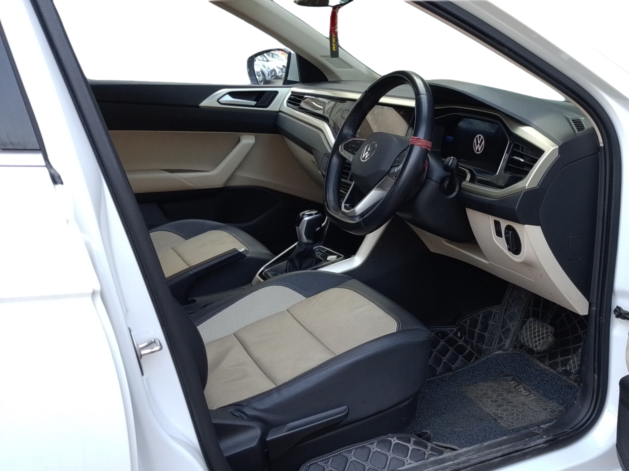 2023 Volkswagen VIRTUS TOPLINE TSI 1.0 AT, Petrol, Automatic, 23,879 km, Right Side Front Door Cabin