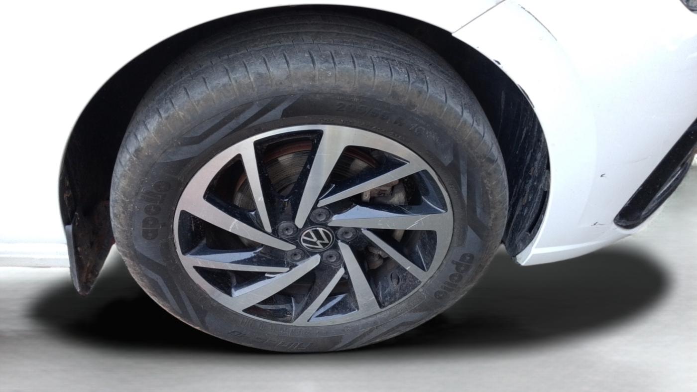 2023 Volkswagen VIRTUS TOPLINE TSI 1.0 AT, Petrol, Automatic, 23,879 km, Right Front Wheel