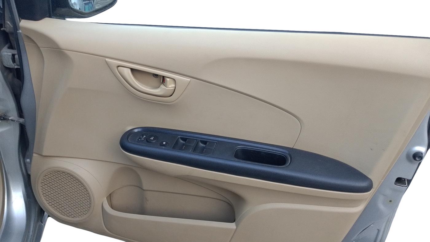 2015 Honda Mobilio 1.5L I-DTEC S, Diesel, Manual, 1,13,765 km, Driver Side Door Panel Controls
