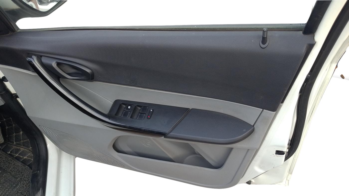 2020 Tata Tiago XT PETROL, Petrol, Manual, 63,128 km, Driver Side Door Panel Controls
