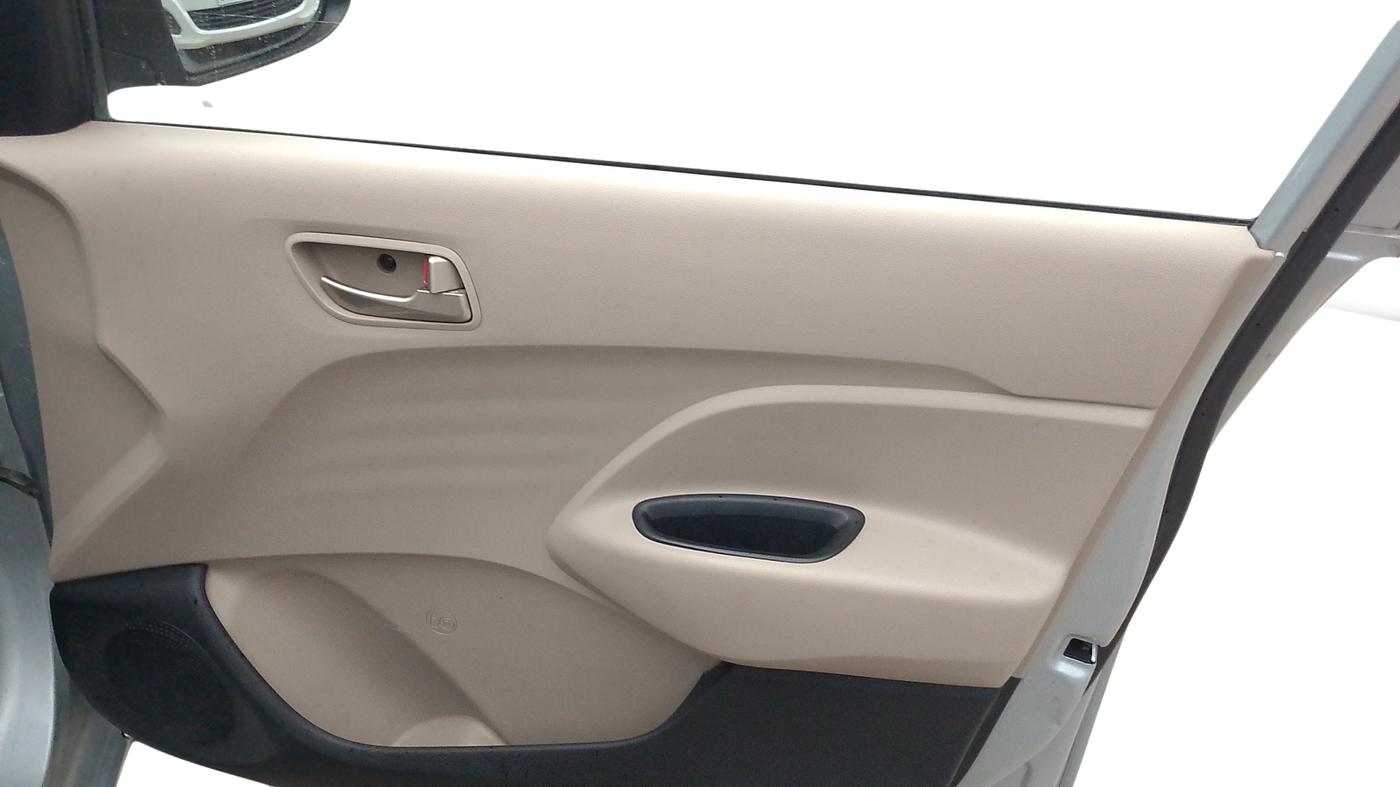 2018 Hyundai NEW SANTRO ASTA MT, Petrol, Manual, 64,705 km, Driver Side Door Panel Controls