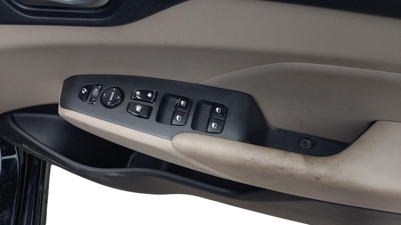 2017 Hyundai Verna 1.6 VTVT SX (O) AT, Petrol, Automatic, 1,06,791 km, Driver Side Door Panel Controls