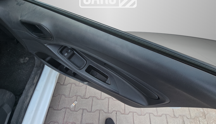 2016 Ford New Figo AMBIENTE 1.2 PETROL, Petrol, Manual, 95,408 km, Driver Side Door Panel Controls