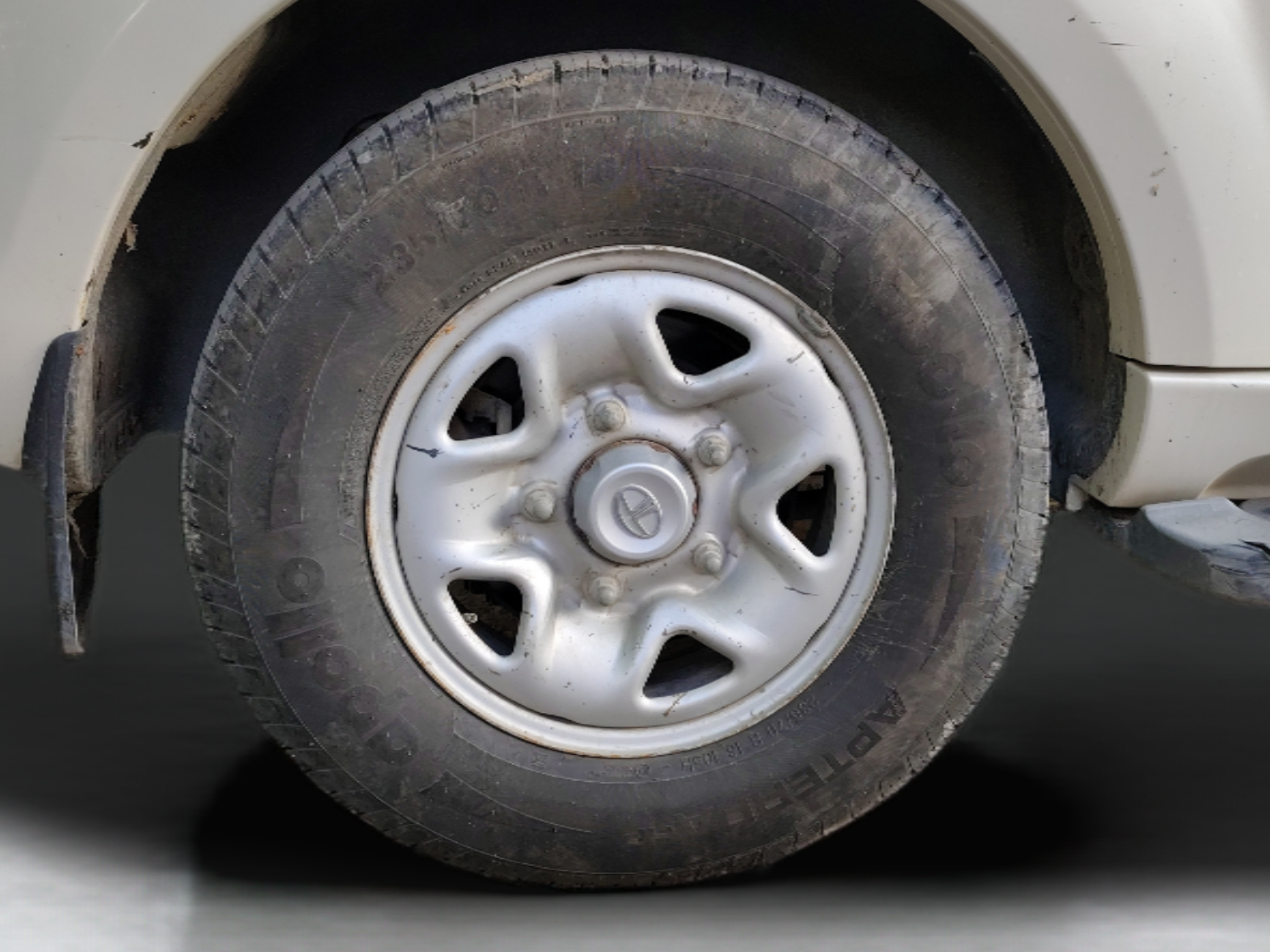 2015 Tata Safari Storme 2.2 EX 4X2, Diesel, Manual, 1,07,747 km, Right Rear Wheel