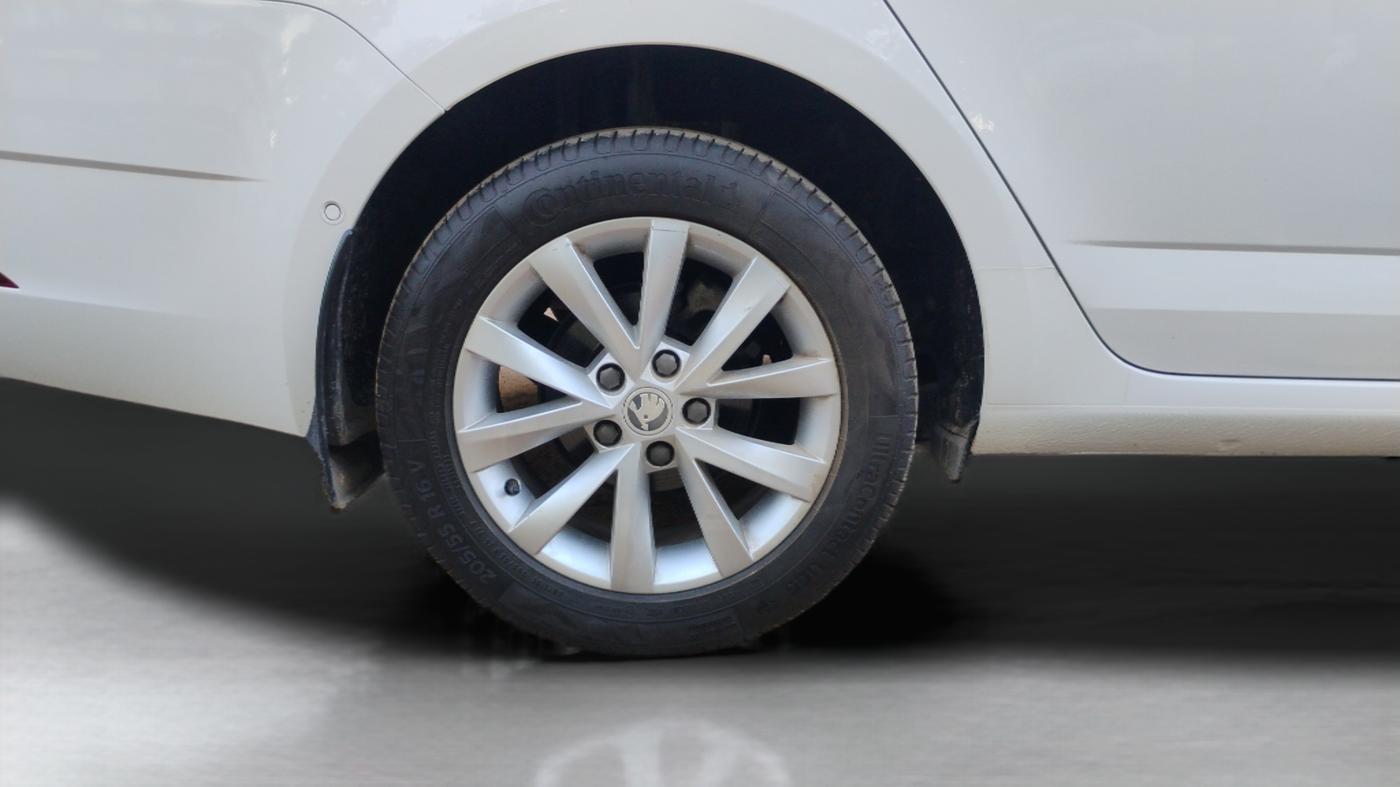 2019 Skoda Octavia 2.0 TDI L&K AT, Diesel, Automatic, 1,01,820 km, Right Rear Wheel