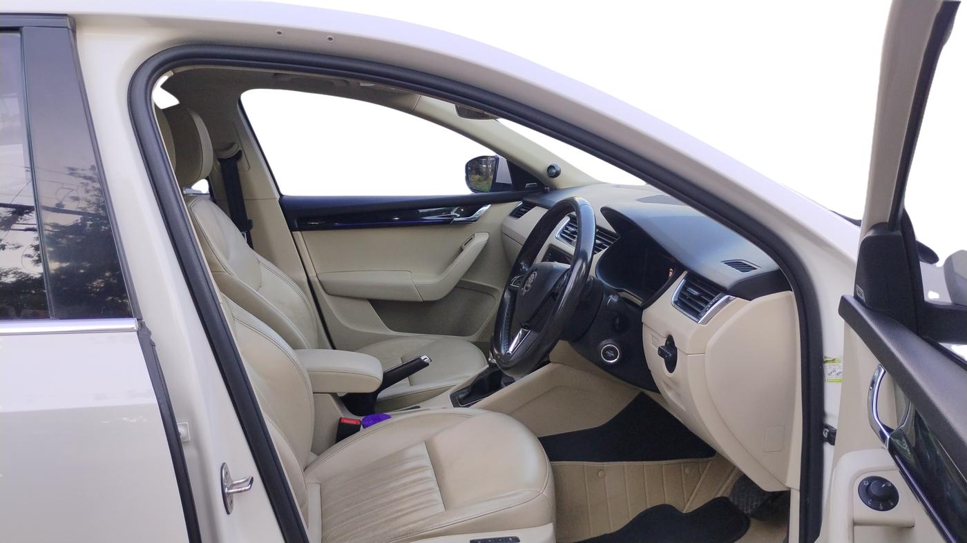 2019 Skoda Octavia 2.0 TDI L&K AT, Diesel, Automatic, 1,01,820 km, Right Side Front Door Cabin