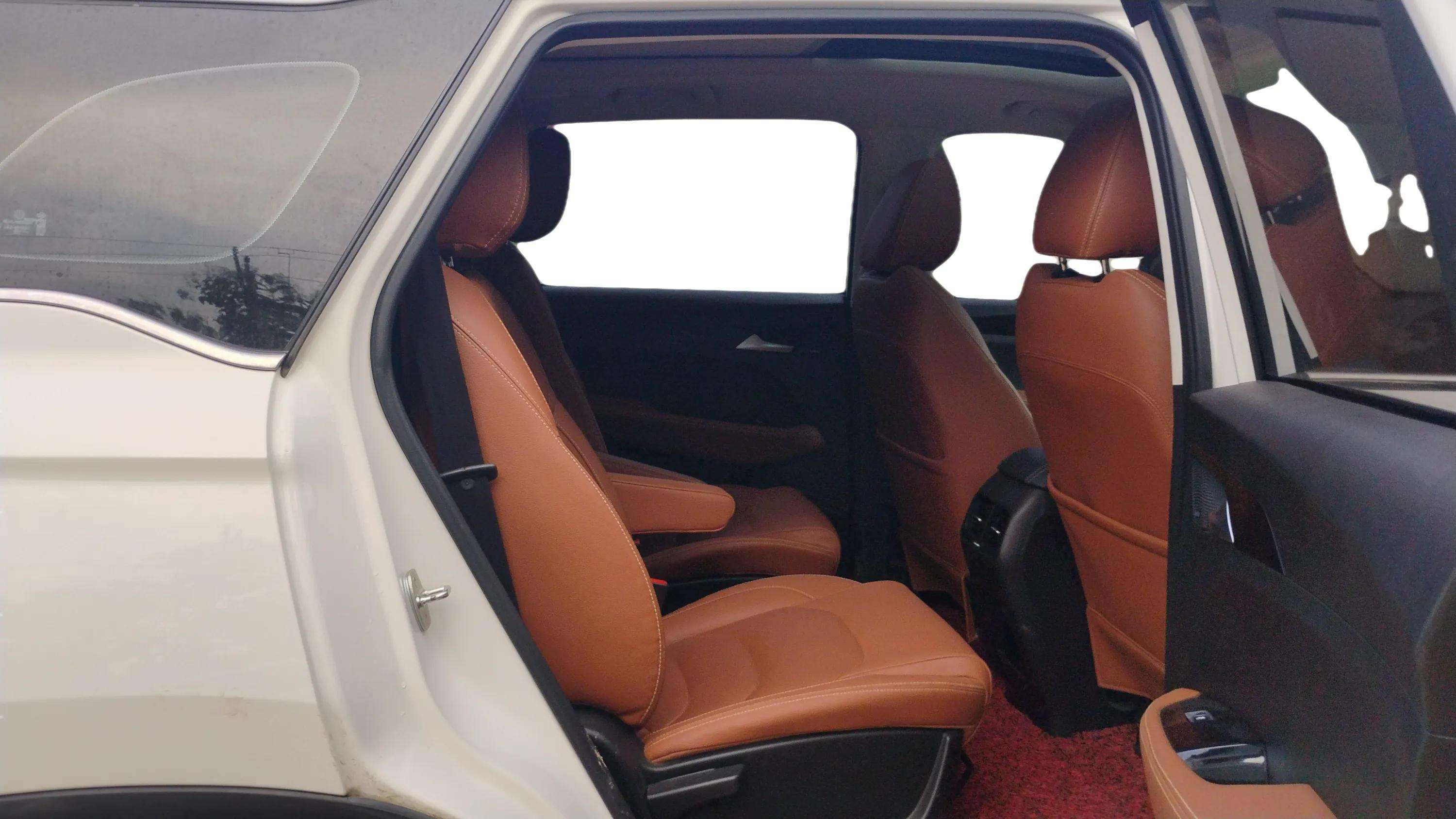 2022 MG HECTOR PLUS SHARP 2.0 DIESEL TURBO MT 6-STR, Diesel, Manual, 35,000 km, Right Side Rear Door Cabin