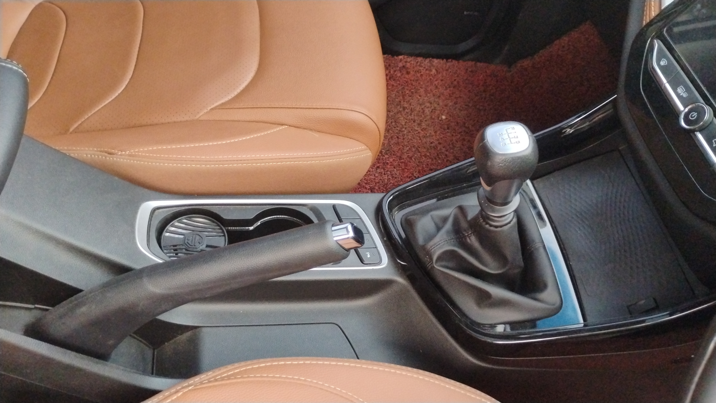 2022 MG HECTOR PLUS SHARP 2.0 DIESEL TURBO MT 6-STR, Diesel, Manual, 35,000 km, Gear Lever