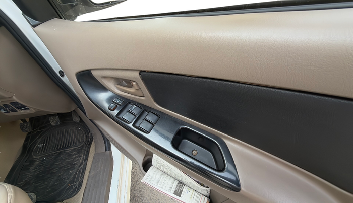 2016 Toyota Innova 2.5 G 8 STR, Diesel, Manual, 2,50,776 km, Driver Side Door Panel Controls
