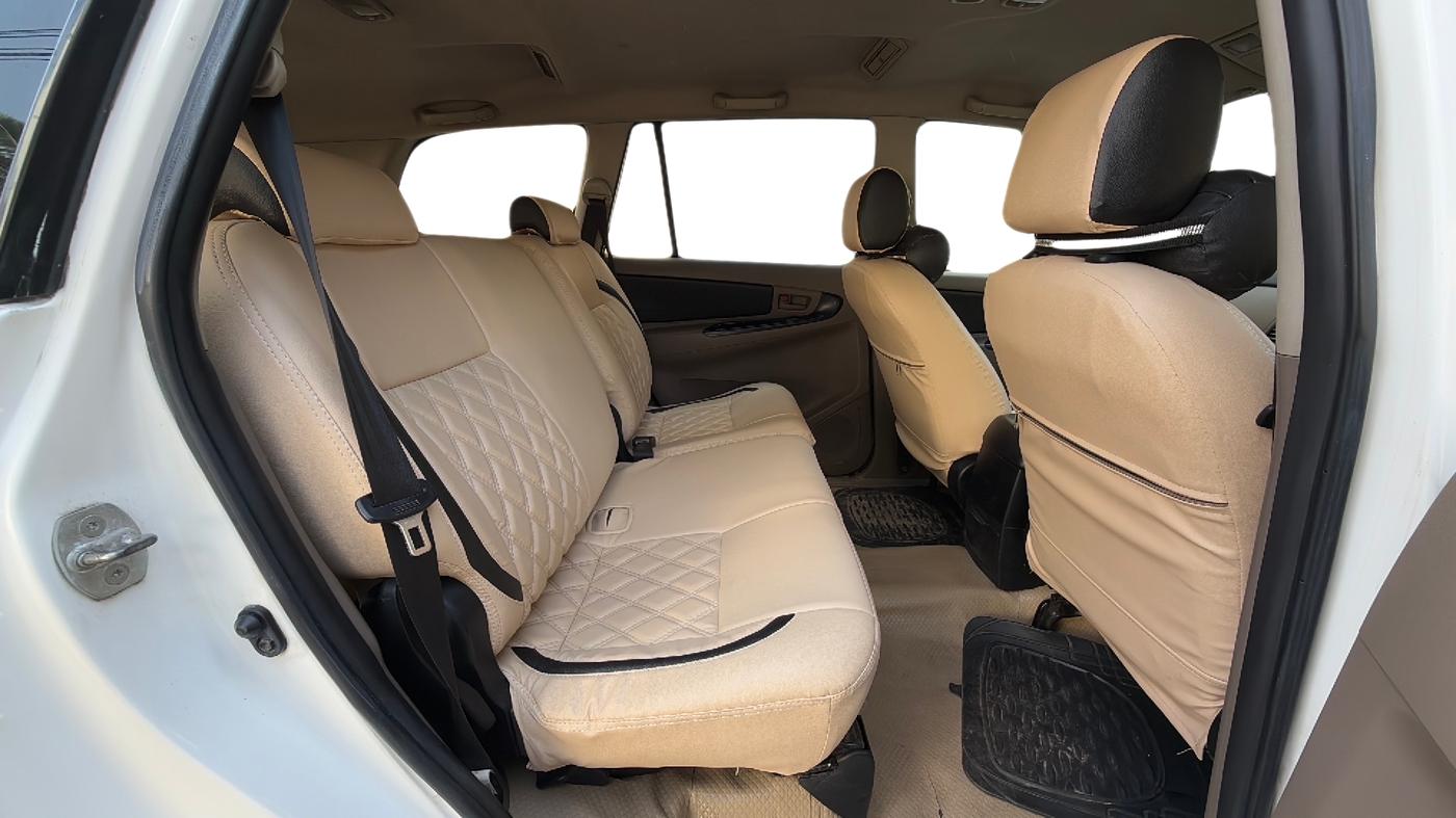 2016 Toyota Innova 2.5 G 8 STR, Diesel, Manual, 2,50,776 km, Right Side Rear Door Cabin
