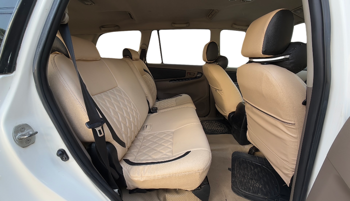 2016 Toyota Innova 2.5 G 8 STR, Diesel, Manual, 2,50,776 km, Right Side Rear Door Cabin