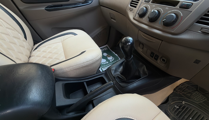2016 Toyota Innova 2.5 G 8 STR, Diesel, Manual, 2,50,776 km, Gear Lever