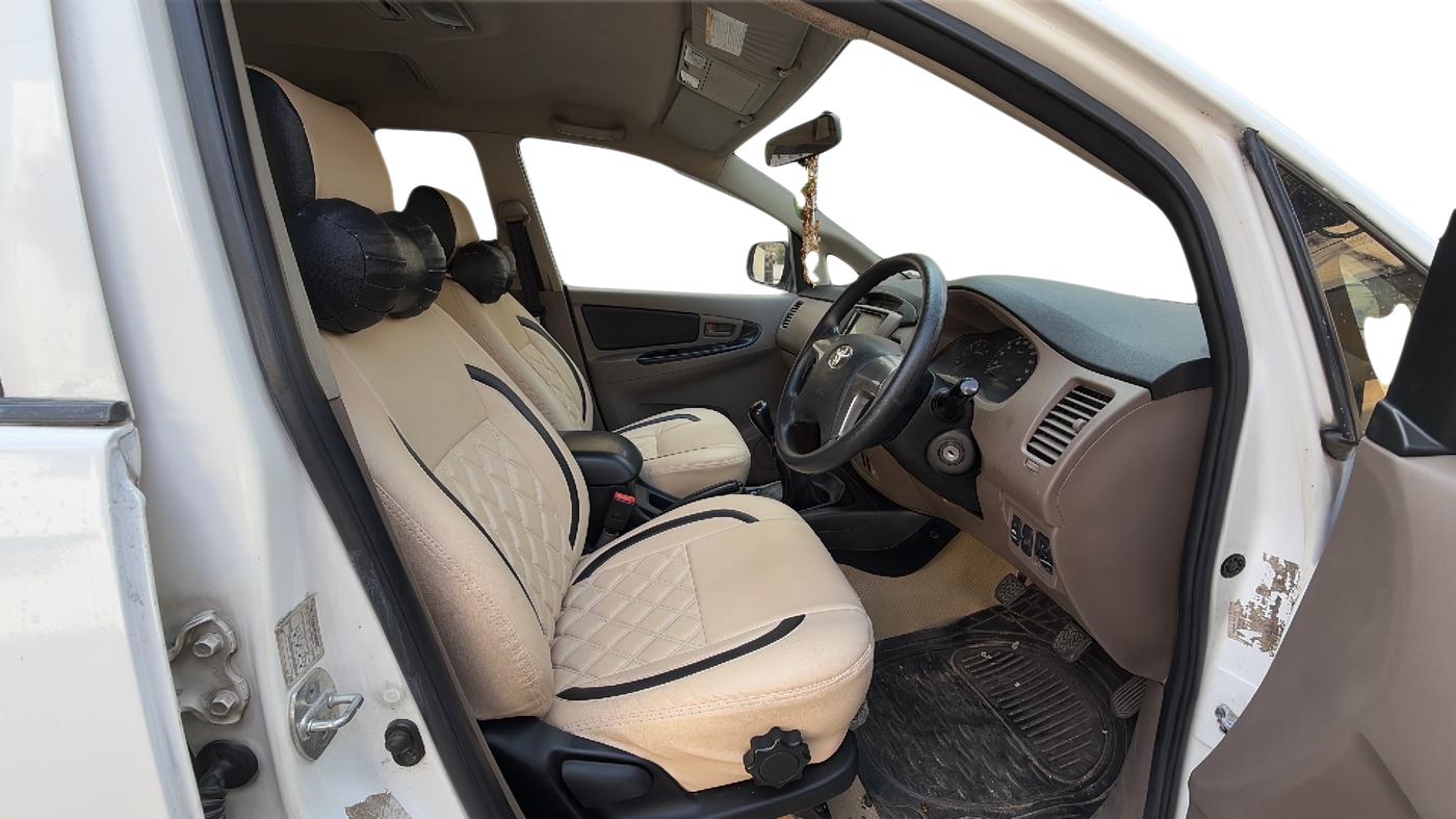 2016 Toyota Innova 2.5 G 8 STR, Diesel, Manual, 2,50,776 km, Right Side Front Door Cabin