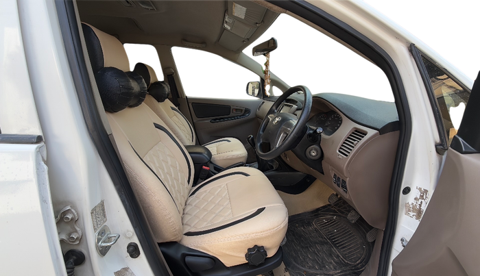 2016 Toyota Innova 2.5 G 8 STR, Diesel, Manual, 2,50,776 km, Right Side Front Door Cabin