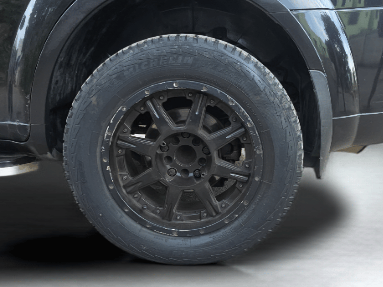 2017 Mahindra XUV500 W6 AT, Diesel, Automatic, 1,27,561 km, Left Rear Wheel