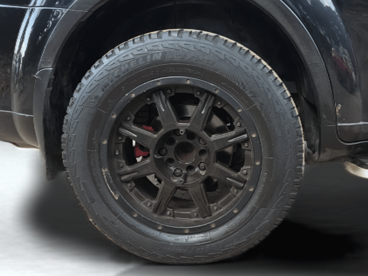 2017 Mahindra XUV500 W6 AT, Diesel, Automatic, 1,27,561 km, Right Rear Wheel
