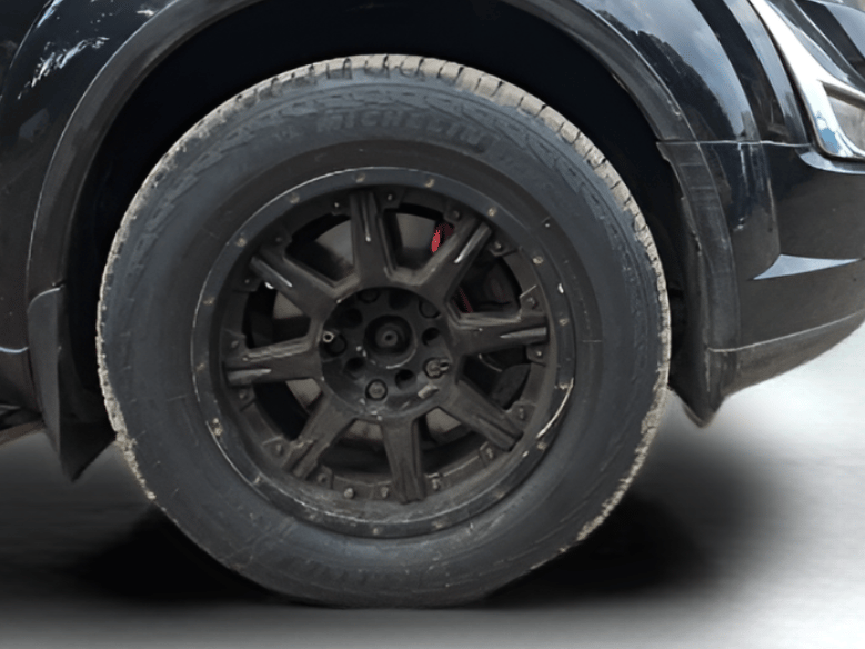 2017 Mahindra XUV500 W6 AT, Diesel, Automatic, 1,27,561 km, Right Front Wheel
