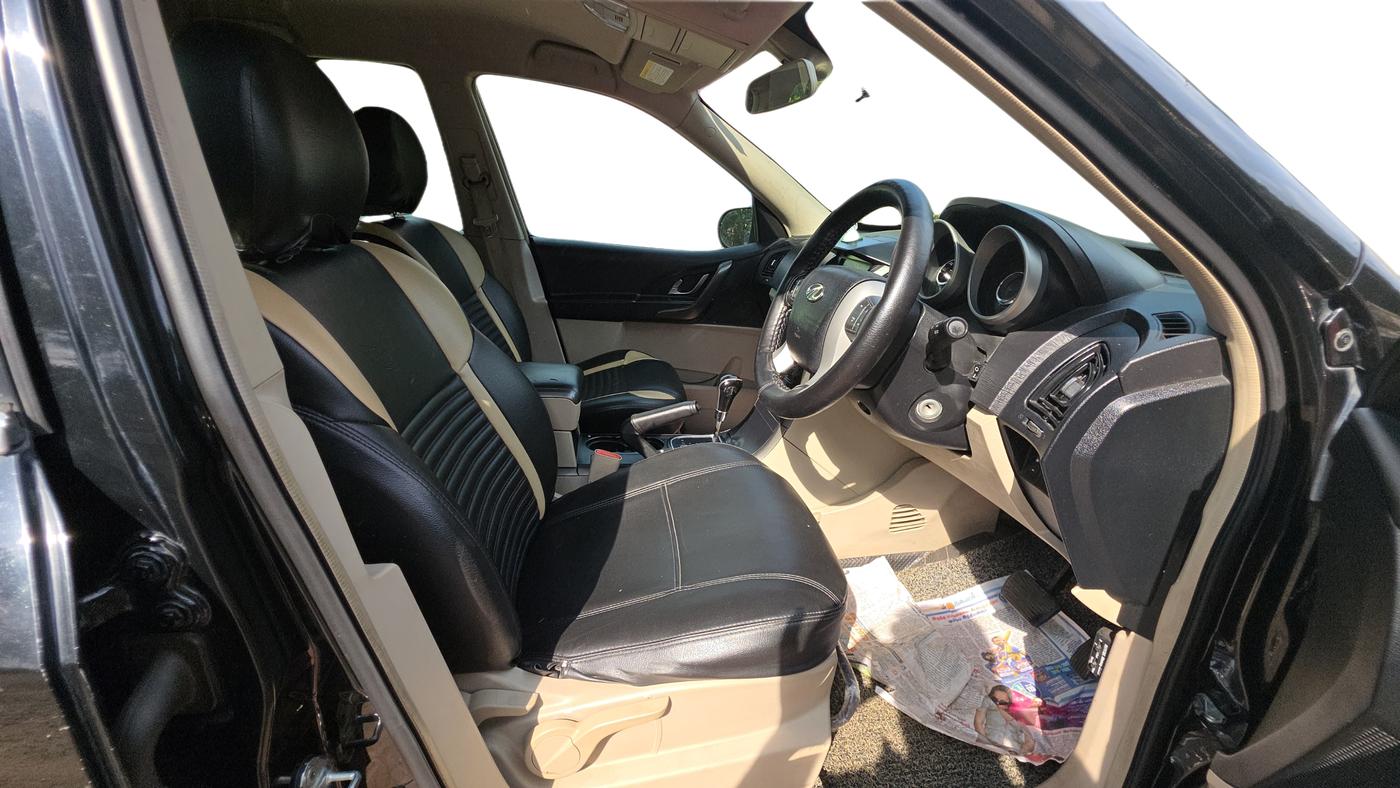 2017 Mahindra XUV500 W6 AT, Diesel, Automatic, 1,27,561 km, Right Side Front Door Cabin