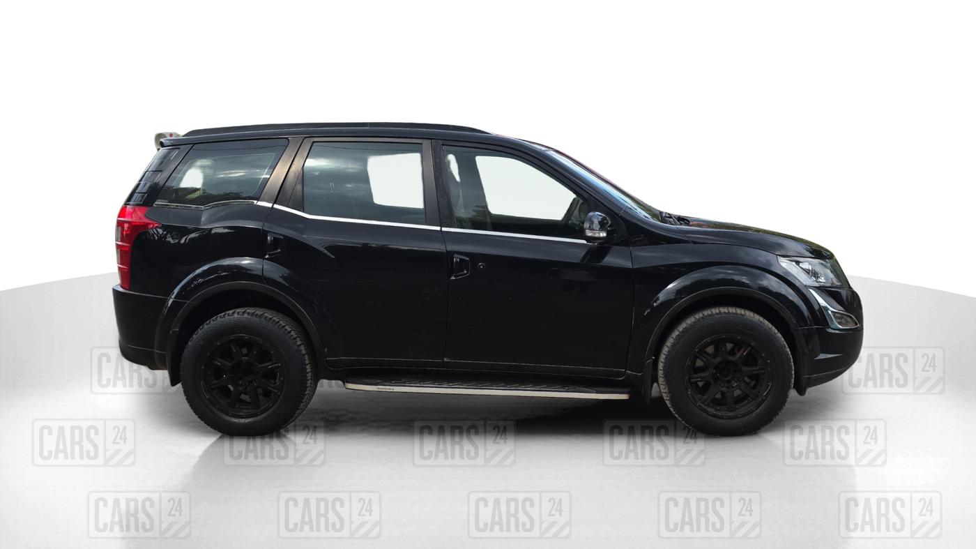2017 Mahindra XUV500 W6 AT, Diesel, Automatic, 1,27,561 km, Right Side View