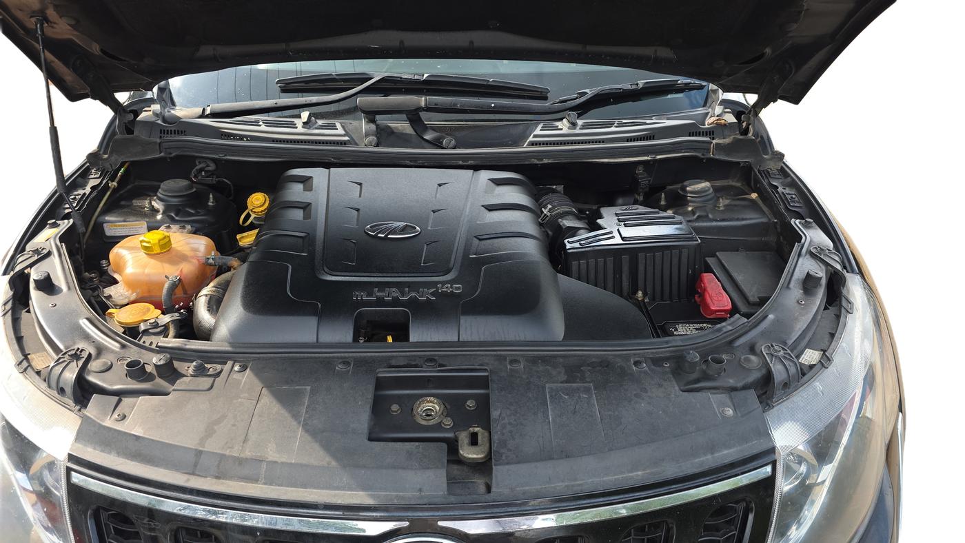 2017 Mahindra XUV500 W6 AT, Diesel, Automatic, 1,27,561 km, Open Bonnet