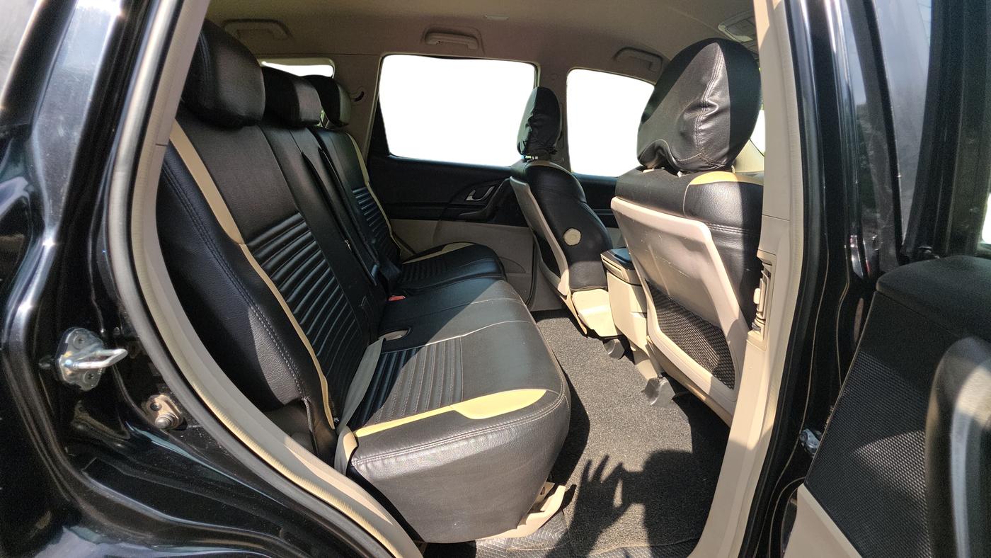 2017 Mahindra XUV500 W6 AT, Diesel, Automatic, 1,27,561 km, Right Side Rear Door Cabin