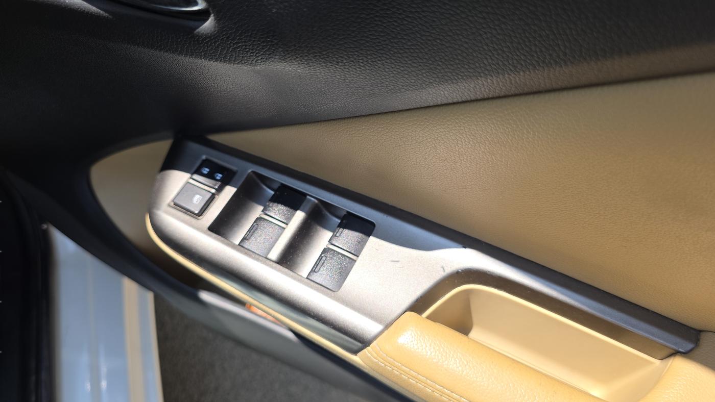 2016 Honda City 1.5L I-DTEC VX (O) MT, Diesel, Manual, 90,989 km, Driver Side Door Panel Controls